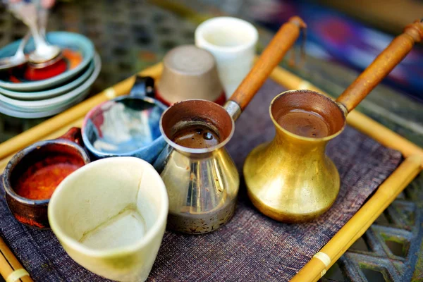 Koffie Gebrouwen Koperen Cezve Leuke Dienblad Gezellige Keuken — Stockfoto