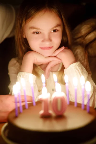 Carino Ragazza Dieci Anni Che Esprime Desiderio Prima Soffiare Candele — Foto Stock