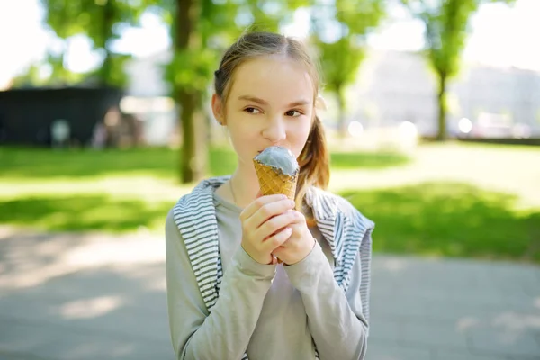 かわいい女の子がアイスクリームを食べるおいしい新鮮な屋外の暖かい日当たりの良い夏の日 お菓子を食べている子供たち 子供のための不健康な食べ物 — ストック写真