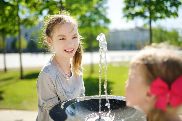 Two Sisters Having Fun Drinking Water Fountain Warm Summer Day — Stock Photo, Image