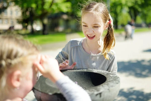 Två Systrar Att Kul Och Dricksvatten Fontän Varm Sommardag — Stockfoto