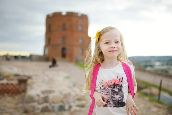 Nettes Kleines Mädchen Genießt Den Blick Auf Vilnius Vom Gediminas — Stockfoto