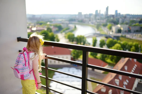 Menina Bonito Desfrutando Uma Vista Cidade Vilnius Partir Gediminas Colina — Fotografia de Stock