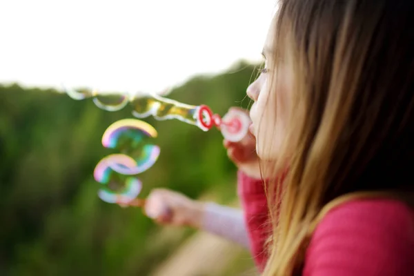 Schattig Klein Meisje Zeepbellen Blazen Een Zonsondergang Buitenshuis Een Mooie — Stockfoto
