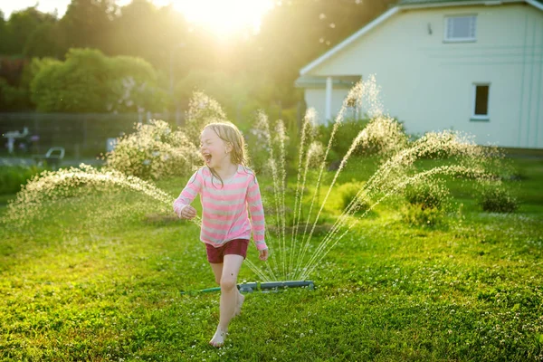 Bedårande Liten Flicka Som Leker Med Sprinkler Bakgården Solig Sommardag — Stockfoto