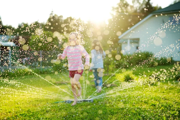 Красивые Маленькие Девочки Играют Разбрызгивателем Заднем Дворе Солнечный Летний День — стоковое фото