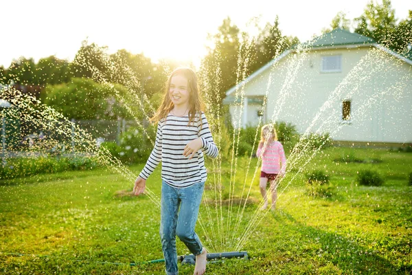 Bedårande Små Flickor Leker Med Sprinkler Bakgård Solig Sommardag — Stockfoto