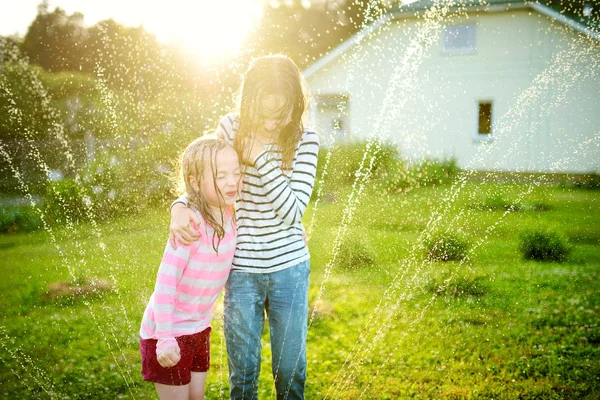 Schattige Meisjes Spelen Met Sprinkler Achtertuin Het Zonnige Zomerdag — Stockfoto