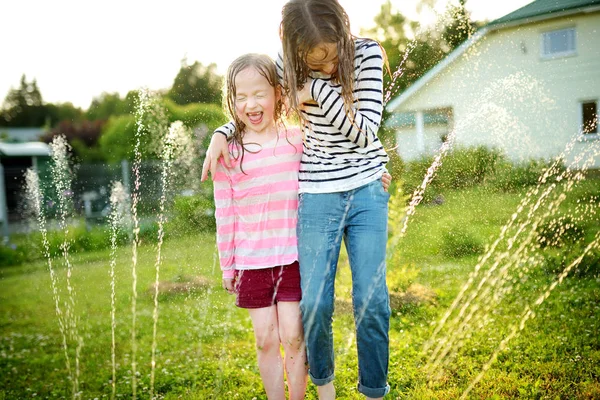 Adorables Niñas Jugando Con Aspersor Patio Trasero Soleado Día Verano — Foto de Stock