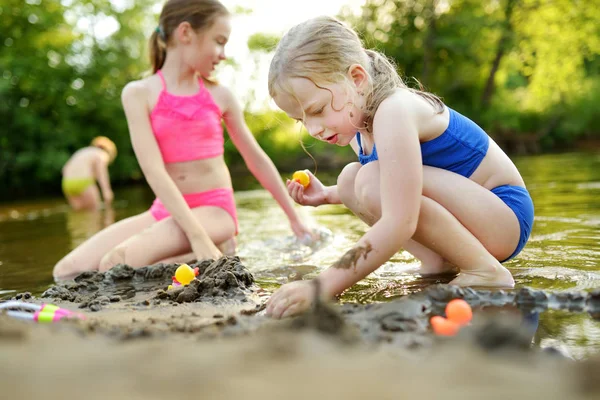 Dos Hermanas Pequeñas Divirtiéndose Playa Del Lago Arena Cálido Día — Foto de Stock