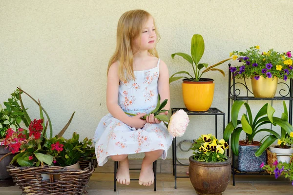 Carino Bambina Seduta Vasi Fiori Colorati Fioritura Sulla Soleggiata Sera — Foto Stock