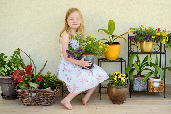 Petite Fille Mignonne Assise Par Des Pots Fleurs Fleurs Colorées — Photo