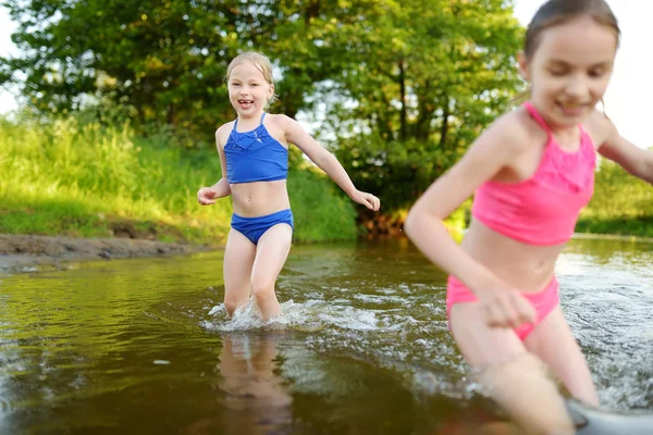 Two Little Sisters Having Fun Sandy Lake Beach Warm Summer — Stock Photo, Image