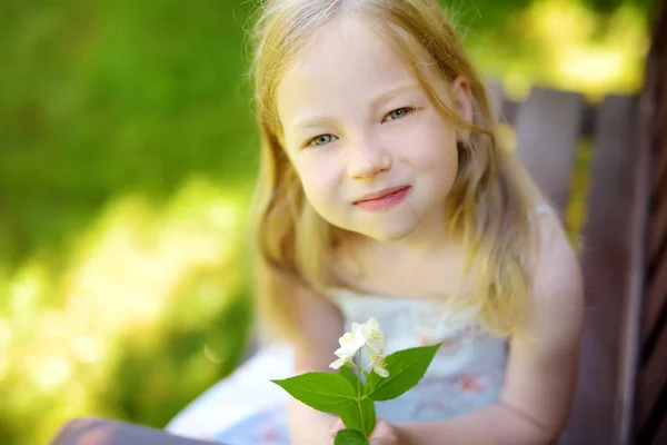 Söt Liten Flicka Att Roligt Bakgården Solig Sommarkväll — Stockfoto