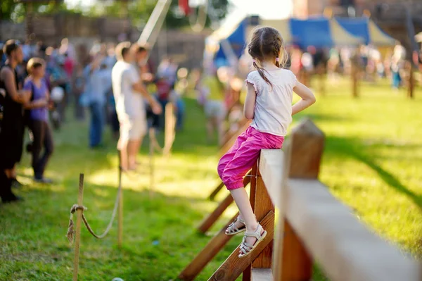 Niños Divirtiéndose Durante Festival Medieval Anual Celebrado Castillo Peninsular Trakai — Foto de Stock