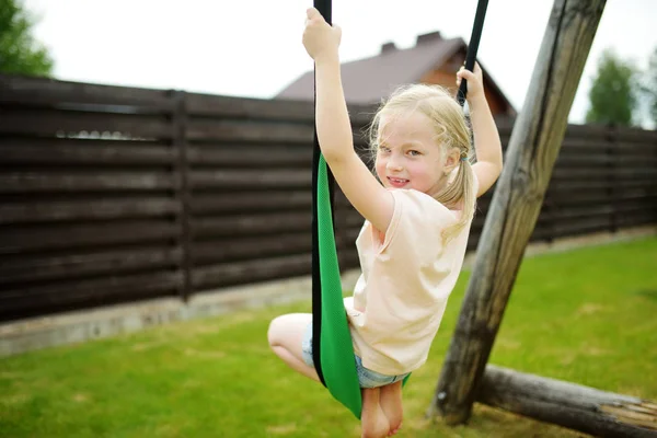 Милая Маленькая Девочка Развлекается Детской Площадке Открытом Воздухе Летом Спортивные — стоковое фото