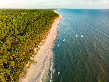 Baltık Denizi sahil hattı Klaipeda city, Litvanya yakınındaki havadan görünümü