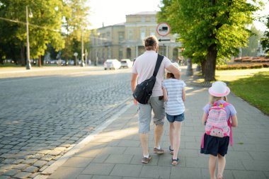 Sevimli küçük kız yaz şehir yürüyüş sırasında babasının elini tutarak