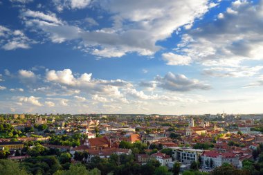 Vilnius Old Town, Kuzey Avrupa'nın en büyük hayatta kalan ortaçağ eski kentlerinden biri olan havadan görünümü