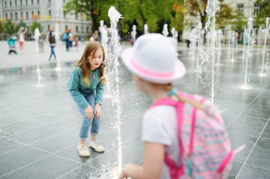 Vilnius, Litvanya yenilenmiş Lukiskes meydanında çeşmeler oynayan sevimli genç kız