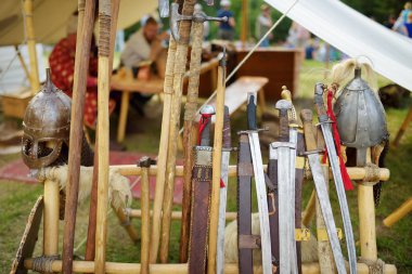 Oyuncak ortaçağ zırh, kask ve ahşap silah Pazar durak üzerinde yıllık Ortaçağ Festivali sırasında sattı