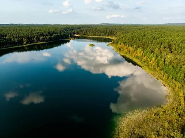 美しい緑水湖ジェーラの昼間の空撮 — ストック写真