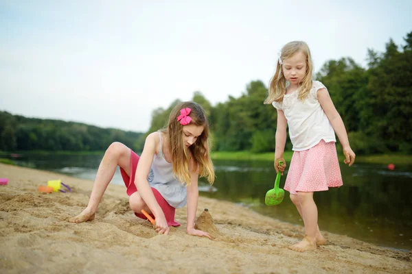 Due Giovani Sorelle Divertono Sulla Spiaggia Sabbiosa Del Lago Nella — Foto Stock