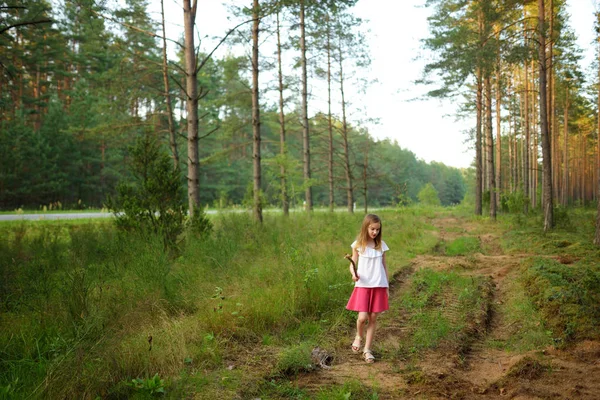 Menina Bonito Andando Floresta Dia Verão — Fotografia de Stock