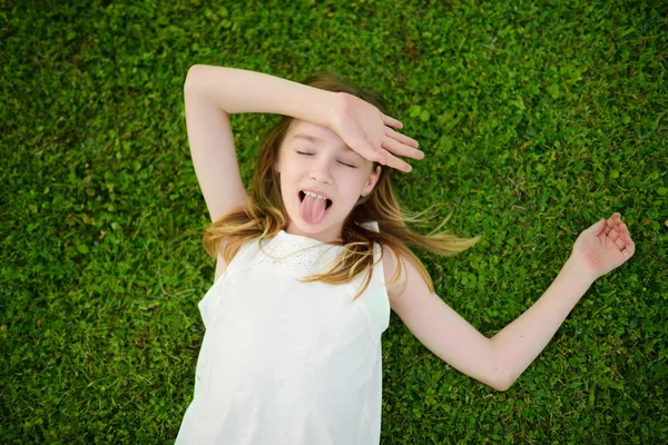 Schattig Jong Meisje Plezier Gras Achtertuin Het Zonnige Zomeravond — Stockfoto