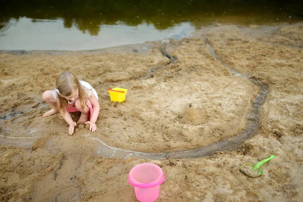 Schattig Jong Meisje Plezier Zanderige Lake Strand Warme Zonnige Zomerdag — Stockfoto