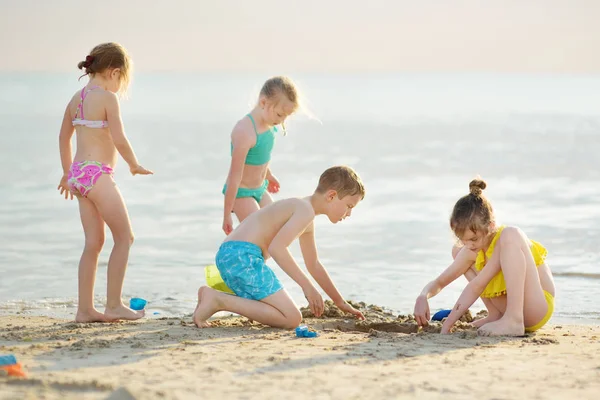 Gruppe Søskende Har Det Sjovt Sandstrand Varm Solrig Sommerdag Til - Stock-foto