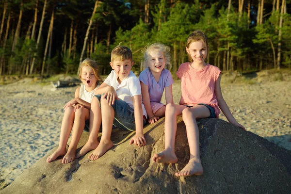 Groupe Frères Sœurs Amusant Sur Plage Sable Par Une Journée — Photo