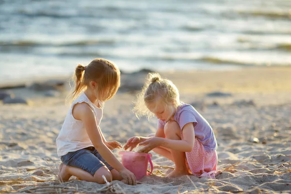 Two Cute Young Sisters Having Fun Sandy Beach Warm Sunny — Stock Photo, Image