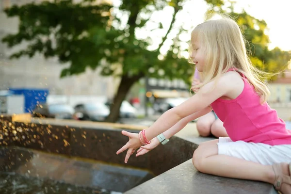 Niedliches Kleines Mädchen Spielt Stadtbrunnen Einem Heißen Und Sonnigen Sommertag — Stockfoto