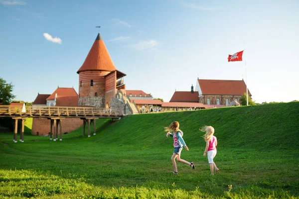 Dwoje Dzieci Bawiące Się Pobliżu Zamek Kownie Ciągu Dnia — Zdjęcie stockowe