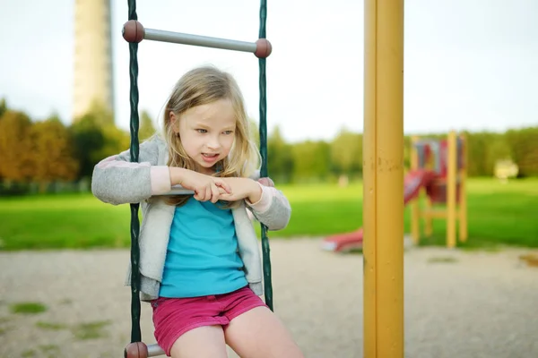 Χαριτωμένο Μικρό Κορίτσι Διασκεδάζοντας Στην Παιδική Χαρά Εξωτερικούς Χώρους Καλοκαίρι — Φωτογραφία Αρχείου