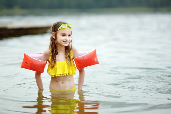 Linda Chica Joven Con Traje Baño Jugando Por Río Caluroso — Foto de Stock