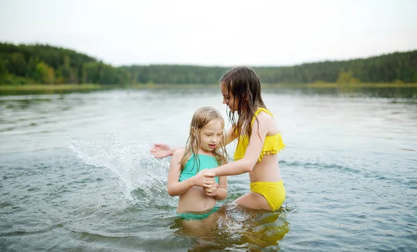 Dvě Mladé Sestry Baví Pláži Písečné Jezero Teplé Slunečné Letní — Stock fotografie