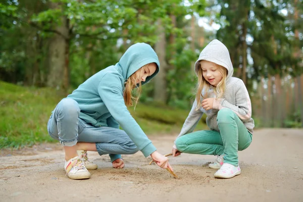 Две Милые Юные Сестры Веселятся Время Лесного Похода Прекрасный Летний — стоковое фото