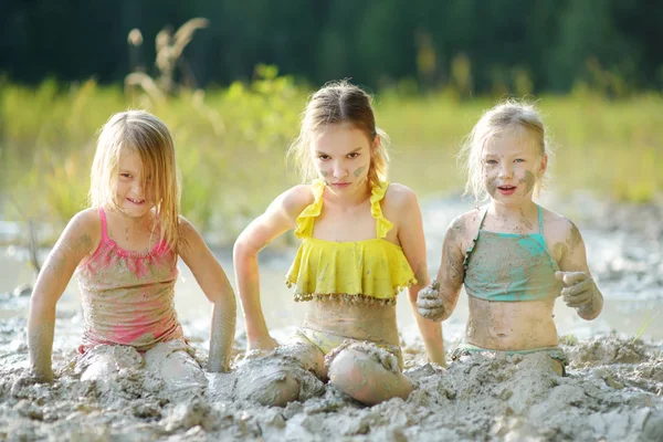 Drie Jonge Zussen Die Genezing Modder Baden Lake Gela Buurt — Stockfoto