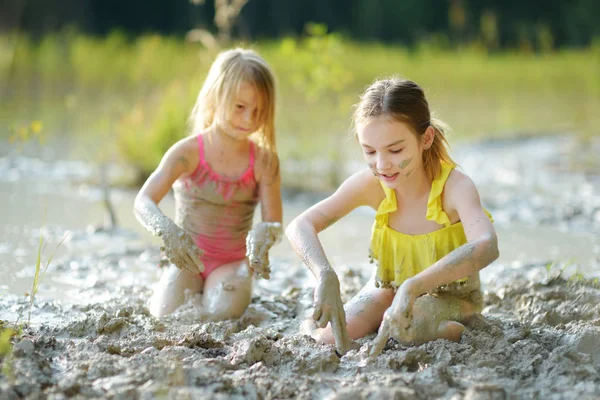 Deux Jeunes Sœurs Prenant Des Bains Boue Sur Lac Gela — Photo