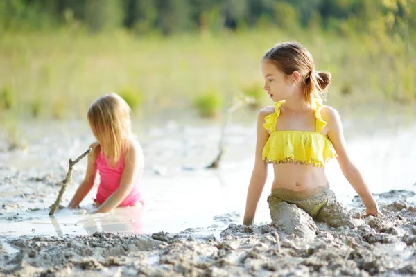 Due Giovani Sorelle Che Fanno Bagni Fango Curativi Sul Lago — Foto Stock