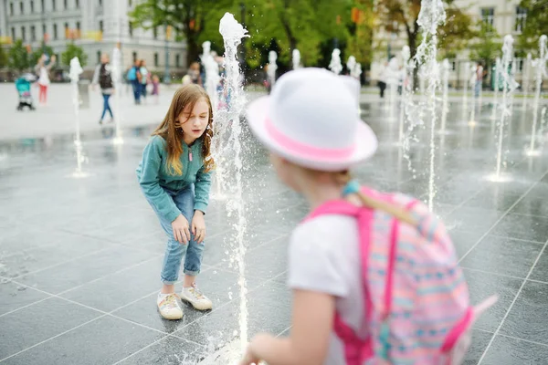 Cute Young Sisters Playing Fountains Newly Renovated Lukiskes Square Vilnius — Stock Photo, Image