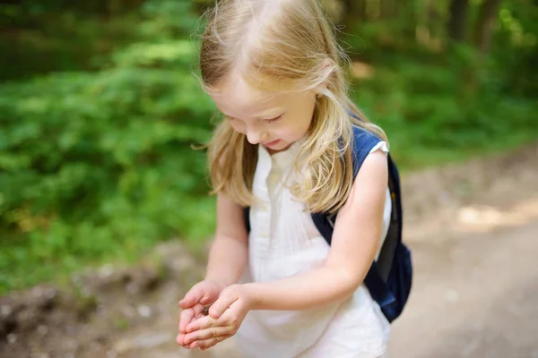 Flickan Håller Lite Babyfrog Händer — Stockfoto