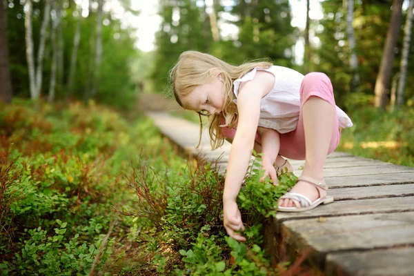 Mignon Jeune Fille Amuser Pendant Randonnée Forêt Belle Journée Été — Photo
