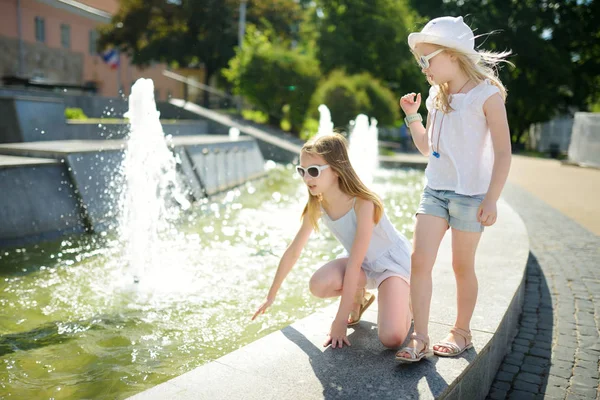 Dos Niñas Lindas Jugando Por Fuente Ciudad Día Verano Caliente — Foto de Stock