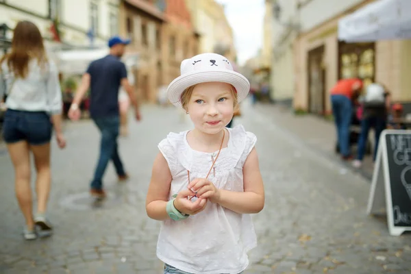 Jolie Fille Préadolescente Visitant Les Rues Vilnius Lituanie — Photo