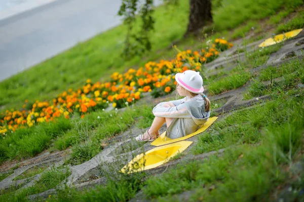 Menina Bonito Divertindo Livre Noite Verão Ensolarado — Fotografia de Stock