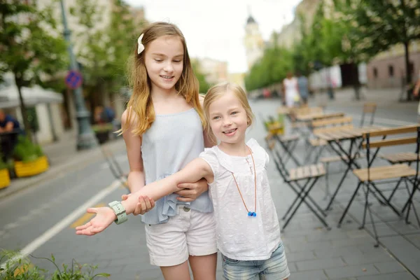 Dos Adorables Hermanas Riendo Abrazándose Cálido Soleado Día Verano Ciudad —  Fotos de Stock