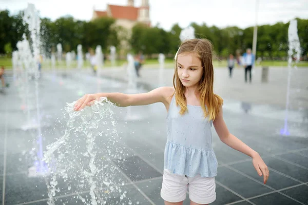 Menina Pré Adolescente Bonito Jogando Fontes Recém Renovada Praça Lukiskes — Fotografia de Stock